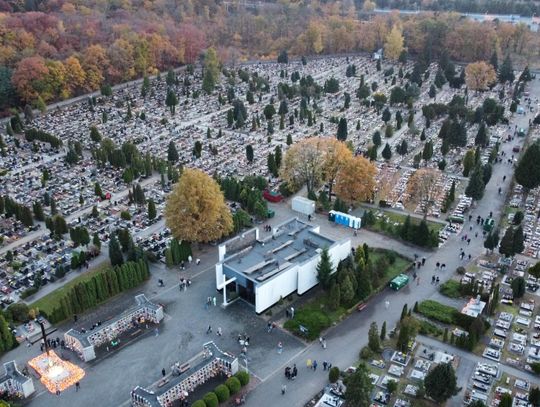 Dzień zadumy i pamięci. Cmentarz Kuźniczka z lotu drona