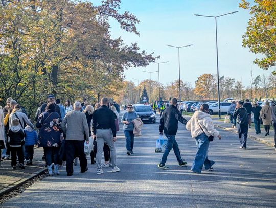 Dzień zadumy i pamięci. Mieszkańcy Kędzierzyna-Koźla odwiedzają groby bliskich Dzień zadumy i pamięci. Mieszkańcy Kędzierzyna-Koźla odwiedzają groby bliskich