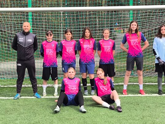 Dziewczyny z "Dziewiątki" mistrzyniami powiatu w piłce nożnej. Przeszły finały bez straty gola