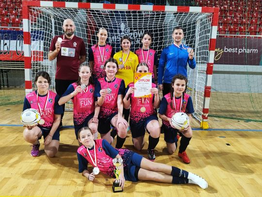 Dziewczyny z "Dziewiątki" srebrnymi medalistkami mistrzostw województwa w halowej piłce nożnej