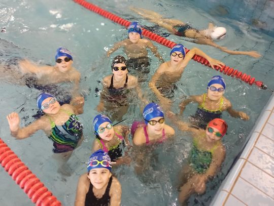 "Dziewiątka" najlepsza na zawodach pływackich w Wieliczce. Zdobyli łącznie aż 38 medali