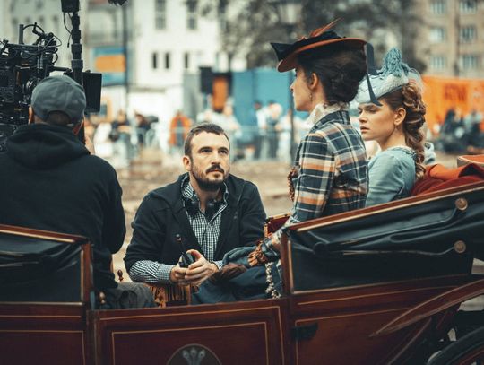 Dziś premiera serialu „Lalka” na Netfliksie w reżyserii Pawła Maślony. Reżyser opowiedział nam o swojej pracy nad serialem