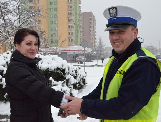 Dzisiaj od policjantów w Kędzierzynie-Koźlu można dostać… odblask ratujący życie