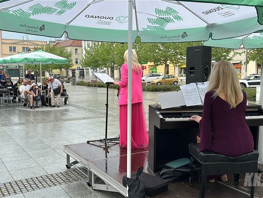 Dźwięki fortepianu wędrowały po sercu Starego Miasta. Na kozielskim rynku odbył się koncert pod tytułem „Pieśni polskie”