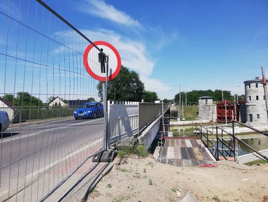 Powstał nasyp i trwają przygotowania do montażu kładki przy śluzie. To ważna inwestycja dla rowerzystów