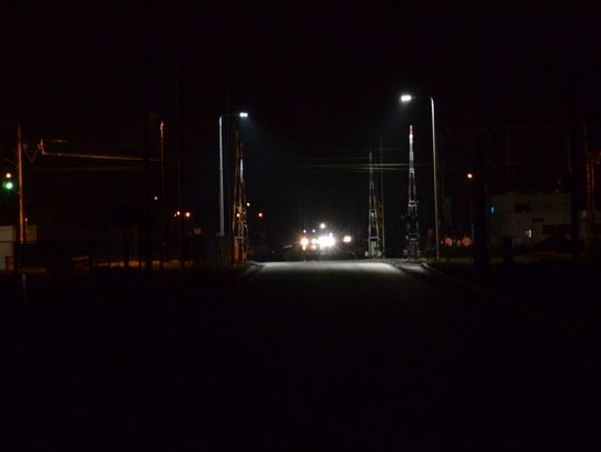 Egipskie ciemności na wjeździe do miasta. Dwa miesiące po oddaniu nowej drogi lampy wciąż nie świecą