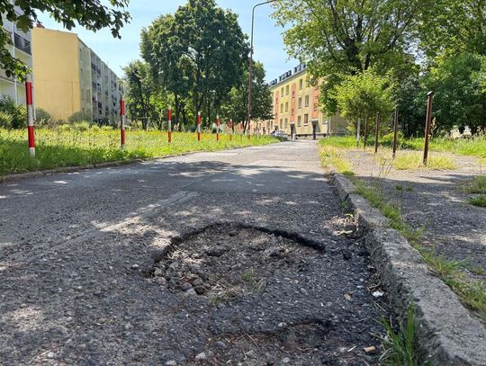 Ekipa budowlana wchodzi na ulicę Romana Dmowskiego. Mieszkańcy czekali na ten remont Ekipa budowlana wchodzi na ulicę Romana Dmowskiego. Mieszkańcy czekali na ten remont