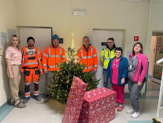 Ekipa pracująca przy rozbudowie szpitala wpadła z prezentami na oddział dziecięcy