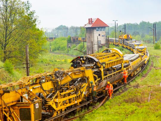 Ekspresowy remont linii kolejowej. Specjalna maszyna wymienia 1,5 km torów dziennie. WIDEO