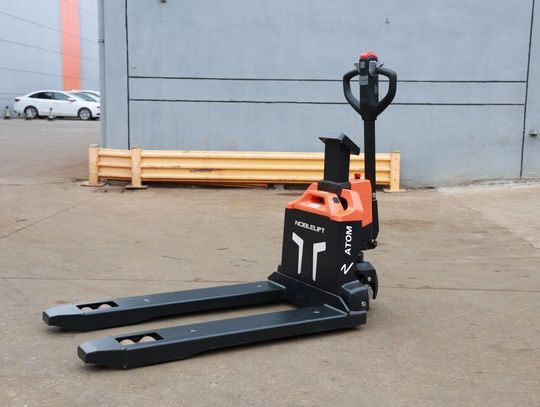 Elektryczny wózek paletowy a efektywność pracy w magazynie