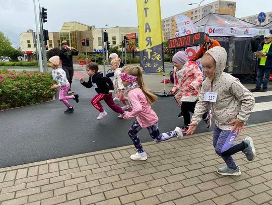 Familijne bieganie w Śródmieściu. Na sportowo uczcili Międzynarodowy Dzień Rodziny
