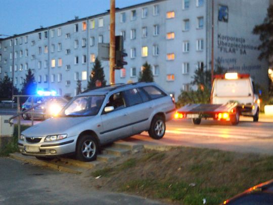 Fatalna pomyłka kierowcy. Mazda utknęła na schodach przed krytą pływalnią