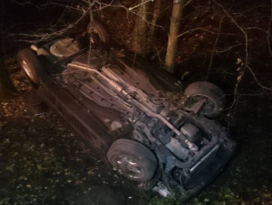 Fatalne skutki zderzenia z dzikiem. Opel Astra dachował na drodze z Blachowni do Sławięcic. ZDJĘCIA