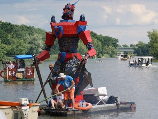 Finał XVII spływu pływadeł. Kolorowa armada dotarła do Koźla. FOTOREPORTAŻ