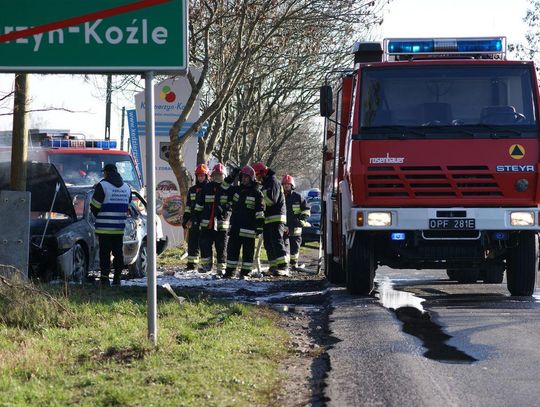 Ford zapalił się w czasie jazdy. Gasiły go trzy zastępy straży pożarnej. ZDJĘCIA