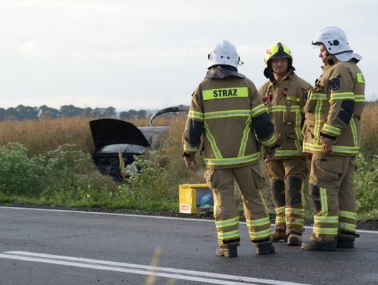 Ford zjechał z drogi i wylądował na polu. Kierowca uciekał przed czołówką