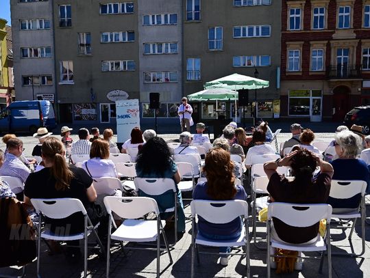 Fortepianowa „Muzyczna podróż po Polsce”. Dźwięki patriotyzmu wybrzmiały na Rynku w Koźlu