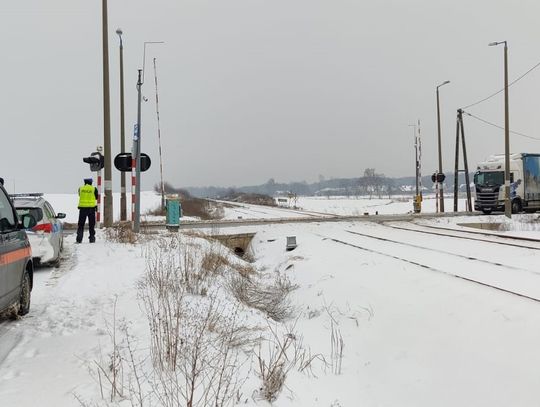 Funkcjonariusze dbają o bezpieczeństwo kierowców. Policyjna akcja „Bezpieczny przejazd kolejowy”