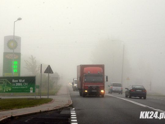 Gęsta mgła pozostanie u nas przez najbliższe godziny. Ostrzeżenie dla powiatu kędzierzyńsko-kozielskiego