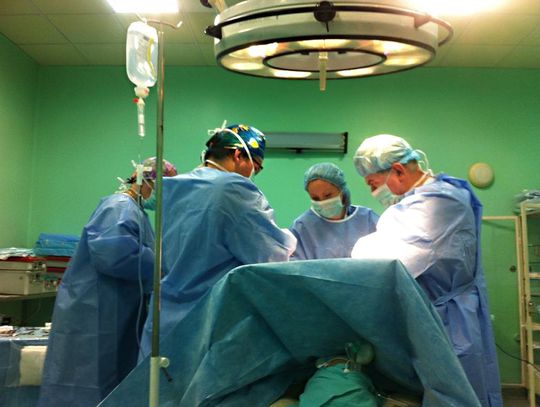 Ginekolodzy z kozielskiego szpitala usunęli pacjentce 11 kg guza jajnika. Apel lekarza do kobiet