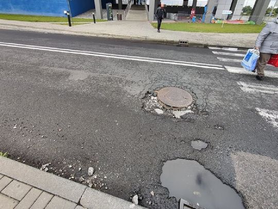 Głębokie dziury na drodze w pobliżu galerii handlowej. Urząd miasta zlecił już remont jezdni