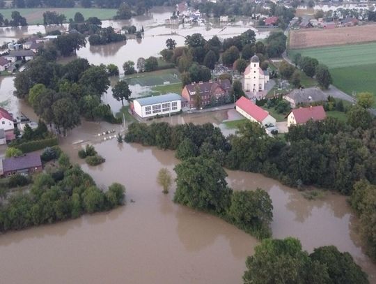 Gmina Bierawa przegrywa walkę z powodzią. Woda wdziera się do domów, zalewa gospodarstwa i pola. WIDEO