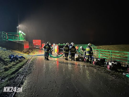 Gmina Cisek mobilizuje się w obliczu zagrożenia powodziowego. Na miejscu liczne jednostki straży pożarnej. WIDEO