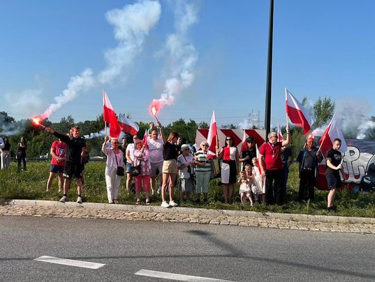 Godzina „W” na rondzie Pileckiego. W 80. rocznicę oddali hołd powstańcom warszawskim. WIDEO