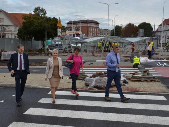 Gospodarski spacer po nowym rondzie. Władze miasta na placu budowy w Śródmieściu. ZDJĘCIA