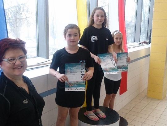 Grad medali dla naszych pływaków na zawodach z serii Wojewódzkiej Ligi Miast Opolszczyzny. ZDJĘCIA