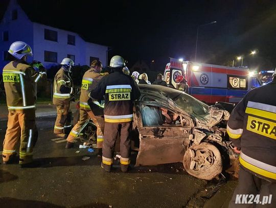 Groźne zdarzenie z udziałem dwóch samochodów w Komornie. Pojazdami podróżowało osiem młodych osób