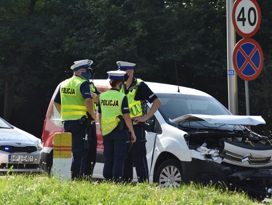 Groźne zderzenie trzech pojazdów przed przejściem dla pieszych na ulicy Gliwickiej. ZDJĘCIA