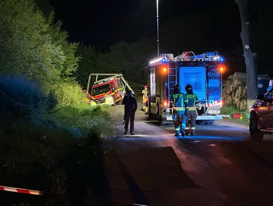 Groźny incydent w drodze do pożaru traw w Brzeźcach. Wóz strażacki wpadł do rowu, część wsi bez prądu
