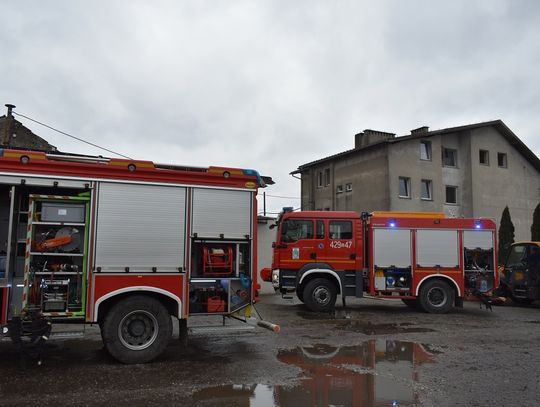 Groźny pożar poddasza w  Miejscu Odrzańskim. W akcji brało udział kilkanaście zastępów straży pożarnej
