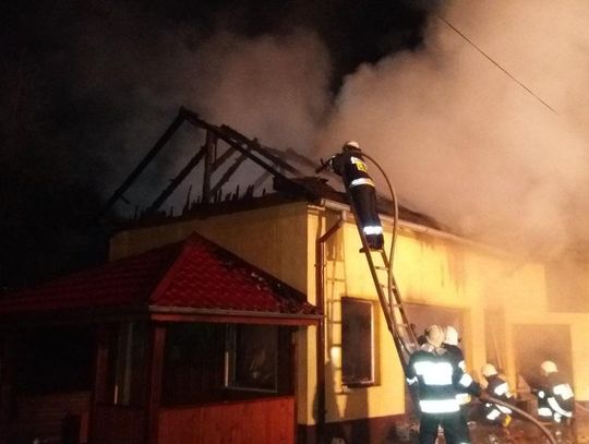 Groźny pożar w Długomiłowicach. Ogień gasiło blisko 40 strażaków. ZDJĘCIA