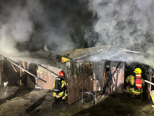 Groźny pożar w Starym Koźlu. Spłonął budynek gospodarczy i samochód