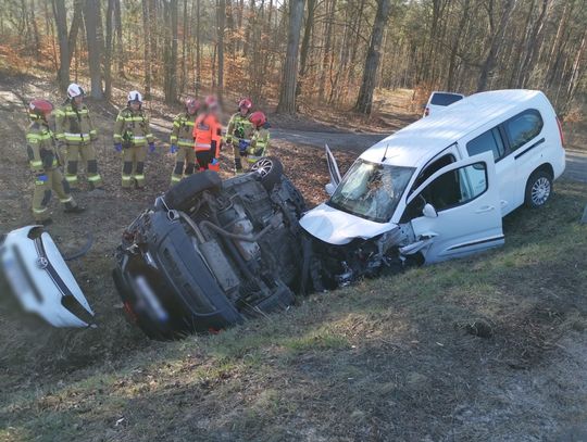 Groźny wypadek na DW 426. Poszkodowani zostali mieszkańcy naszego powiatu. ZDJĘCIA