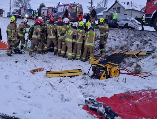 Groźny wypadek na wysokości Polskiej Cerekwi. Trzy samochody zderzyły się, droga całkowicie zablokowana