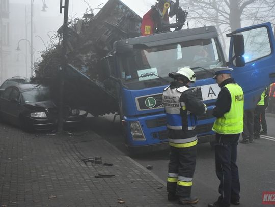 Groźny wypadek w Koźlu. Ciężarówka przewróciła się na osobówki, miażdżąc auta naczepą. ZDJĘCIA