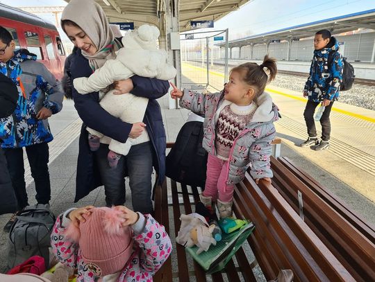 Grupa uchodźców z Ukrainy dotarła pociągiem do Kędzierzyna-Koźla. Od razu otrzymali pomoc