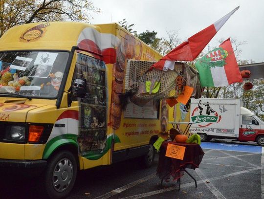 Halloweenowy zlot food trucków. Furgonetki z jedzeniem zaparkowały przed kinem Chemik. ZDJĘCIA