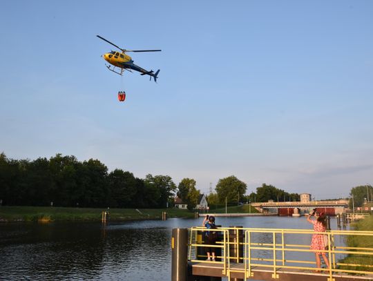 Helikoper gaśniczy pomagał strażakom w ugaszeniu pożaru między Śródmieściem a Azotami. Fotorelacja
