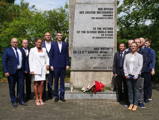 Hołd dla powstańców warszawskich. Poseł Katarzyna Czochara złożyła kwiaty pod pomnikiem "Pojednania"