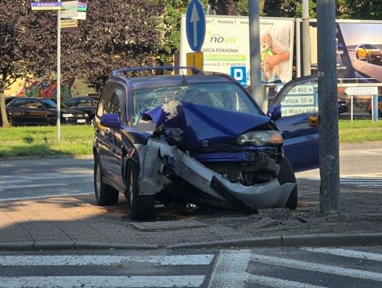 Honda uderzyła w sygnalizator świetlny. Kierowca został zabrany do szpitala