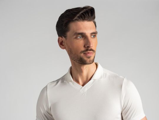 Idealny biały męski T-shirt męski – jak znaleźć model, który nie prześwituje?