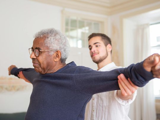 Ile można zarobić jako opiekunka osób starszych w 2026 roku