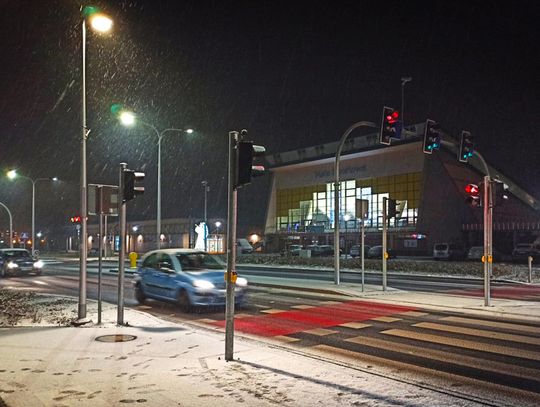 Intensywne opady śniegu oraz oblodzenie. Meteorolodzy apelują o ostrożność na drogach