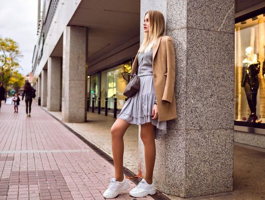 Jak nosić sneakersy damskie do sukienki i jeansów? Modne stylizacje w najlepszym wydaniu