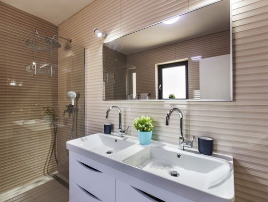 Jak oświetlić lustro w łazience? Sprawdź nasz praktyczny poradnik!