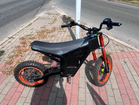Jechał elektrycznym motorowerem mimo dwóch zakazów. Policjanci ujawnili kolejne naruszenia 24-latka